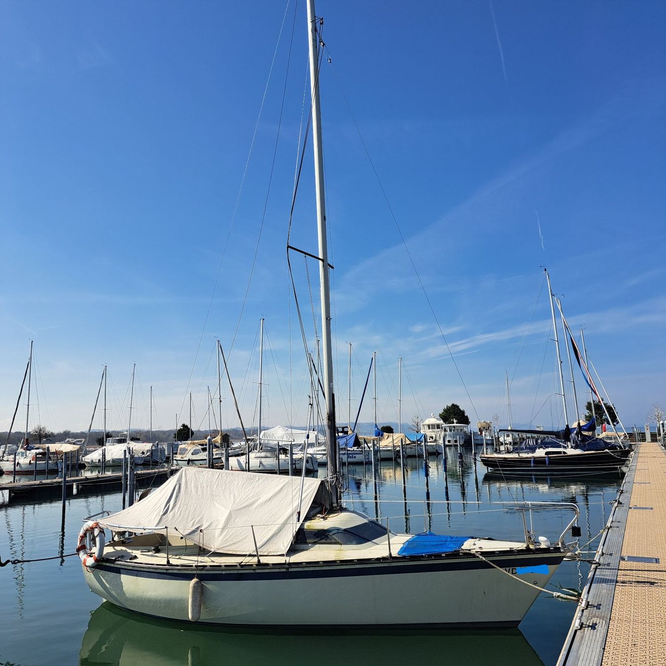Bateaux: Kleinyacht+Hafentrailer am Neuenburgersee – D'occasion à Rosshäusern par objekte-24