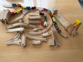 Holzeisenbahn Set mit Schienen und Zügen gebraucht