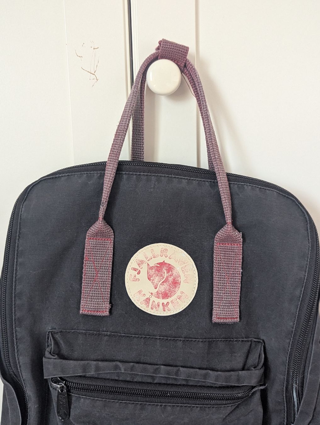 Fjällräven Zaini: Fjällräven Kånken Backpack - Black & Purple – Usato da Schlieren venduto da maseam 1