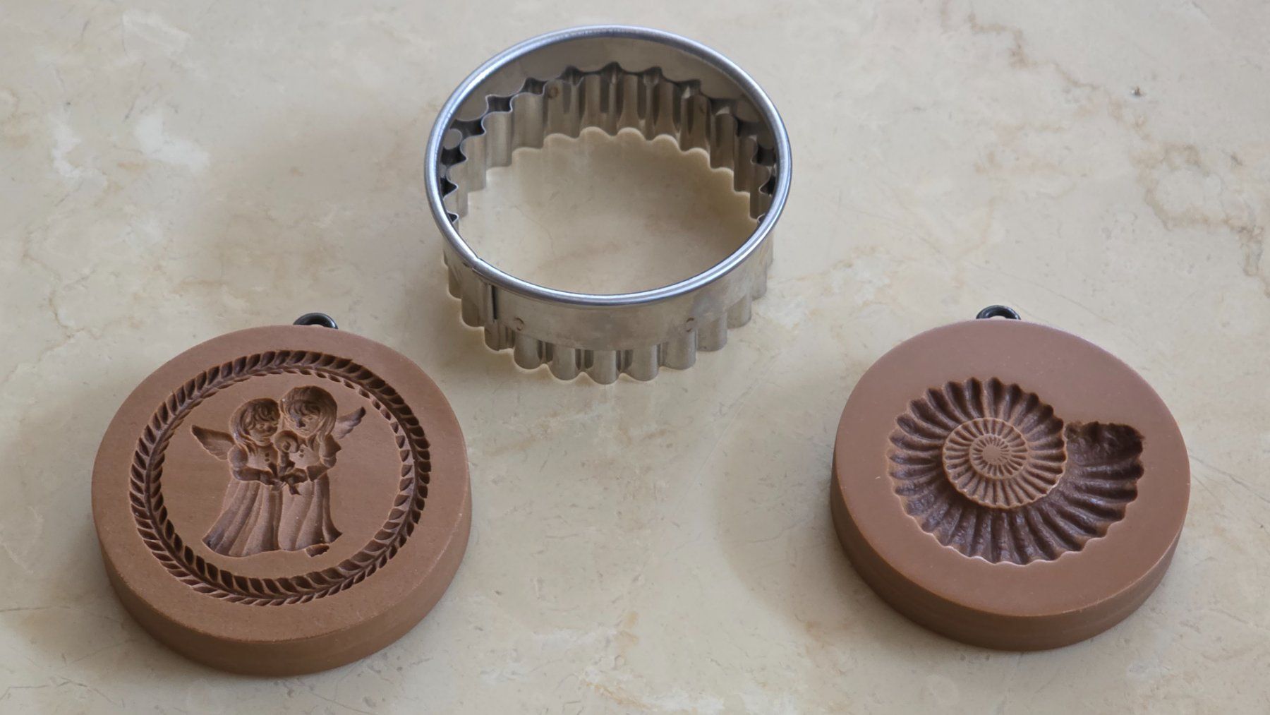 Teglie da forno: 2 neue Anis Modelformen Engel + Ammonit + Ausstecher, 6.5cm – Nuovo (secondo la descrizione) da Feusisberg venduto da ajjcrf44
