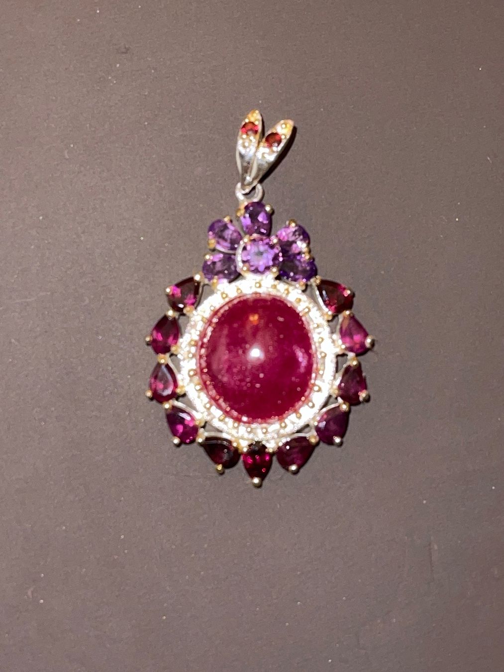 Llan Valls Joies Ciondoli: Large Ruby Garnets Amethysts Médaillon SS925 and 14k Vermeil – Nuovo (secondo la descrizione) da Birsfelden venduto da Brut 1