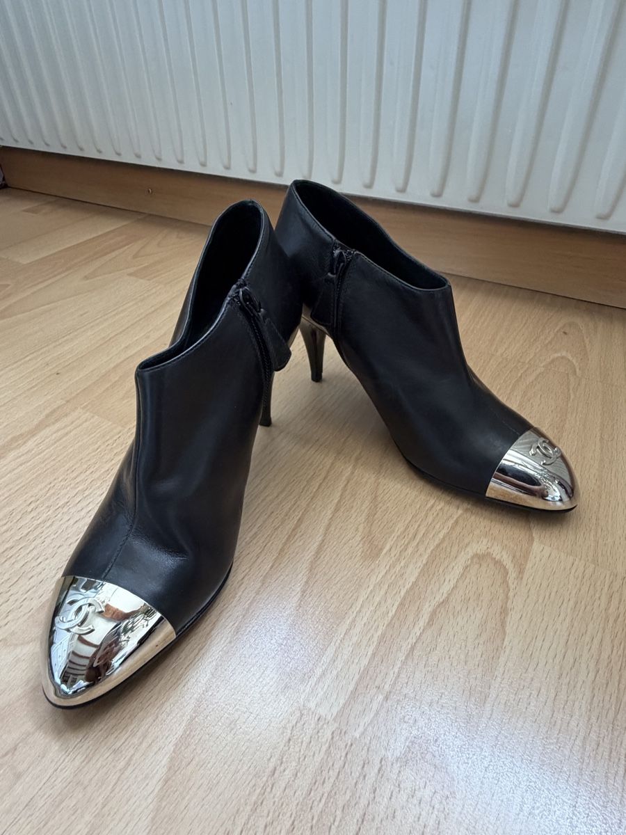 Chanel Scarpe da donna: Chanel Leather Boot Heels – Usato da St.Josefen venduto da lop_lh8d 6