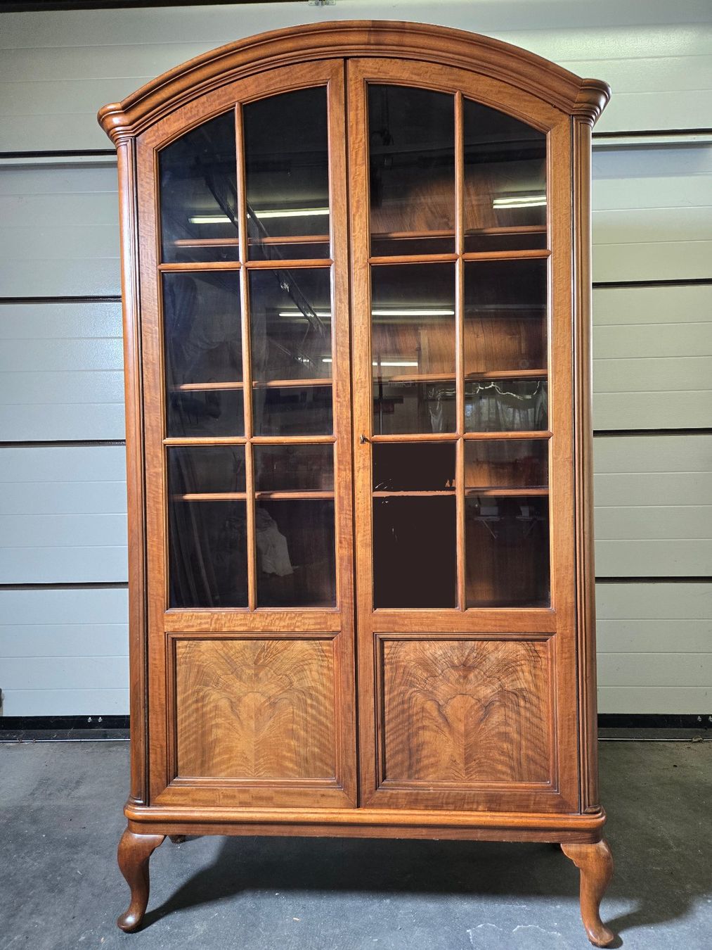 Vitrinen: Vitrinenschrank aus Holz – Gebraucht aus Schleinikon von Swiss1930