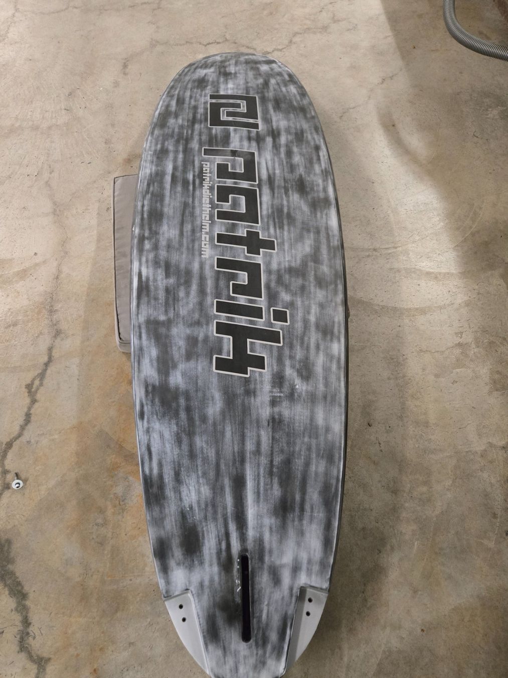 Surfboards & Schwimmbrette: Patrik Board 100 Liter Slalom + Finne Top Zustand – Gebraucht aus Grindelwald von WBO_88 3