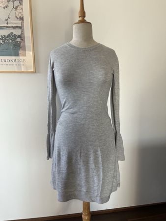 Graues Strickkleid