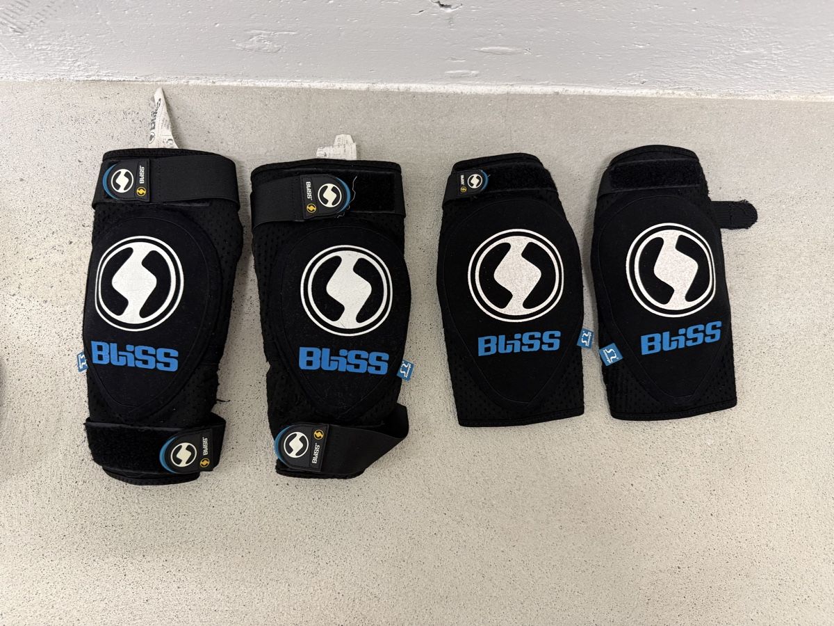 Protections: Knie und Ellenbogenschoner – D'occasion à Uster par anj_y5lz