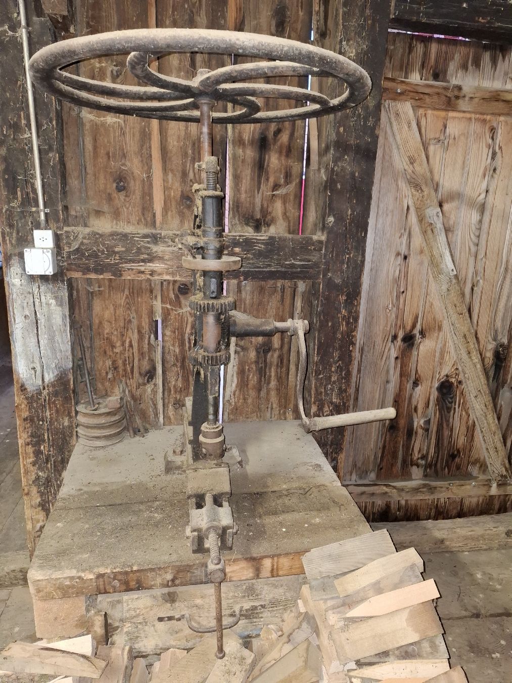 Bohrmaschinen: Antike Standbohrmaschine – Gebraucht aus Oberrickenbach von Host83 1