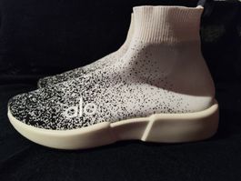 Alo Yoga Velocity Knit Sneaker Gr. 8 Schwarz/Weiss