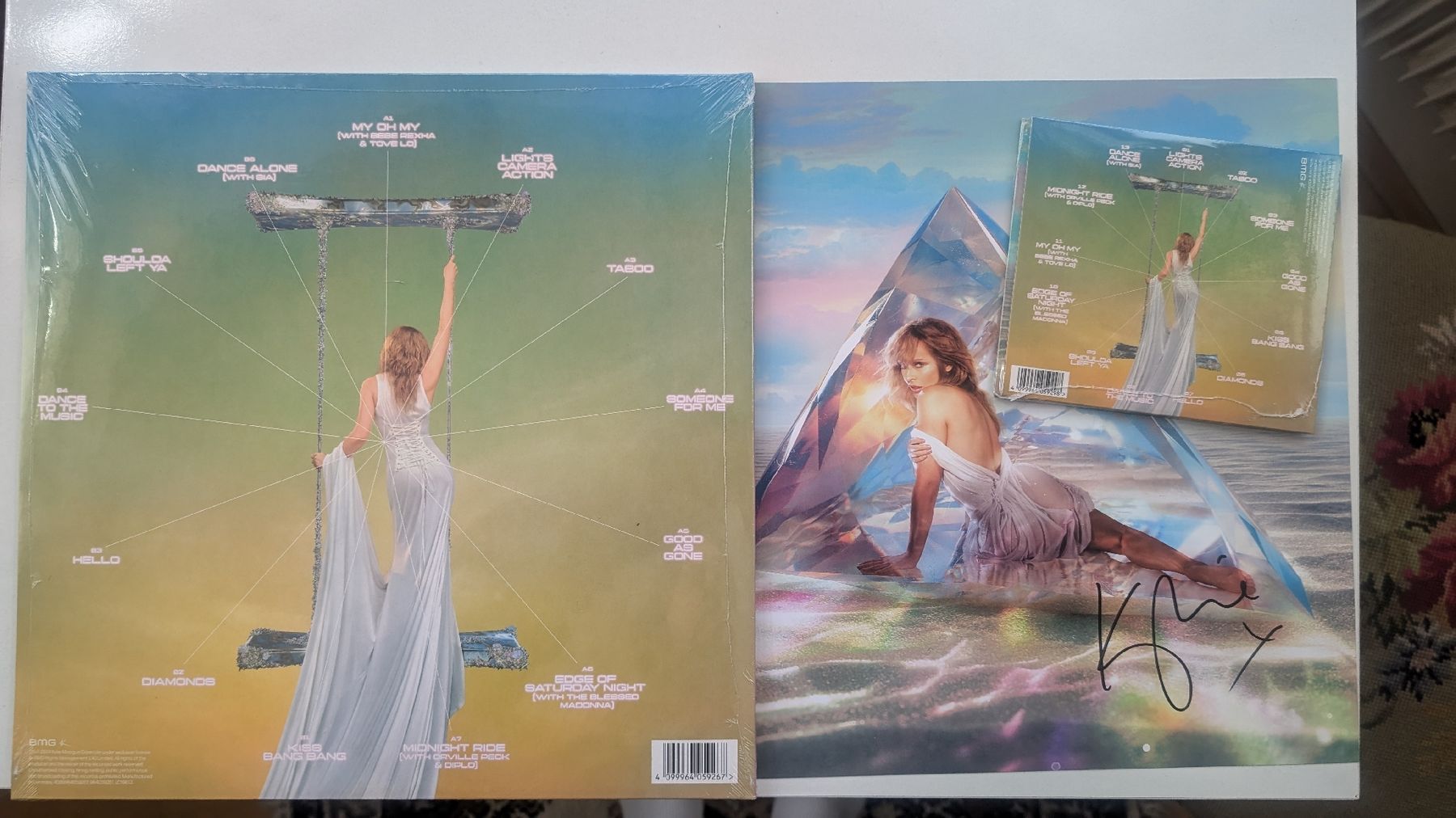 Dischi in vinile: Kylie Minogue Tention 2 Vinyl + CD + Signed Lithograph – Nuovo e nell'imballaggio originale da Zürich venduto da FashionSales 2