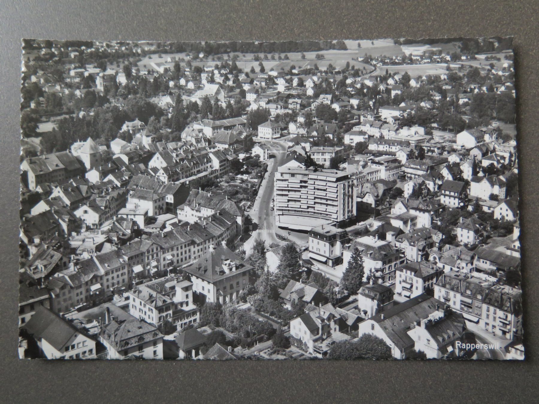 Cartoline postali: RAPPERSWIL MIT MARKANTEM GEBÄUDE IN DER MITTE – Usato da Wittenbach venduto da lipasal