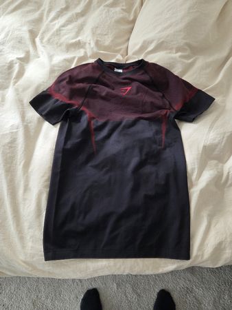 Gymshark Onyx Shirt balck red NEU!