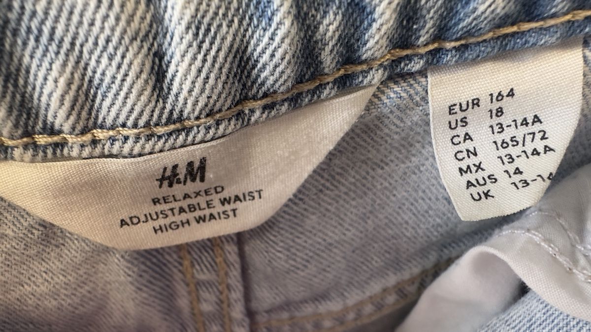 H&M Hosen: Coole Jeansshorts mit Blumenmuster, Grösse 164 – Gebraucht aus Einsiedeln von svandan 1