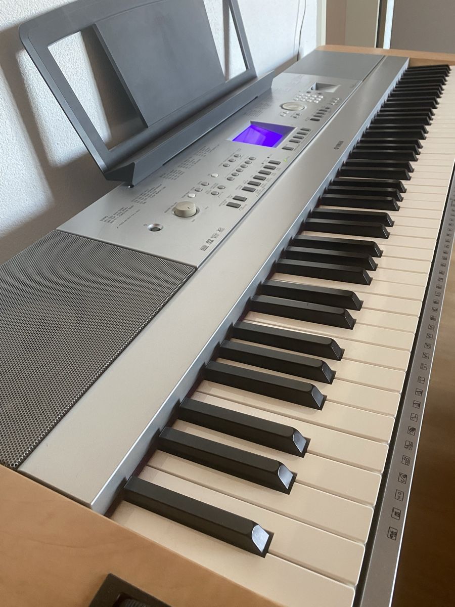 Yamaha Strumenti musicali: Yamaha DGX-640 keyboard with stand – Usato da Nürensdorf venduto da bit_2xml 1