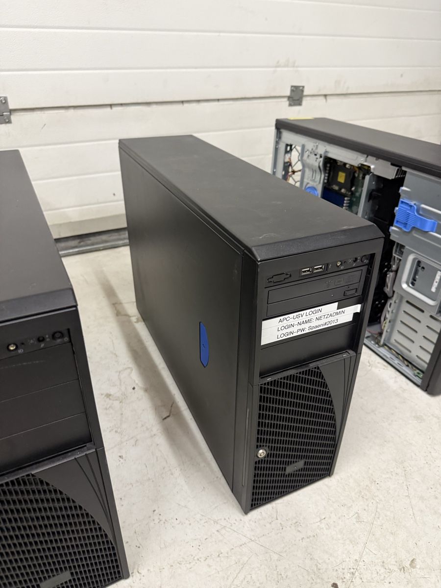 Server: Server Gehäuse Teile Festplatten RAM Konvolut – Usato da Amriswil venduto da nat_8mxt