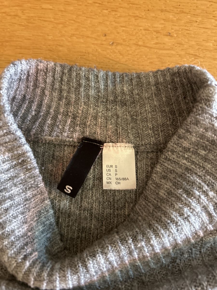 H&M Maglioni & Felpe: Grauer Strickpullover mit Trompetenärmeln, Grösse S – Usato da Zürich venduto da cla_g627 1