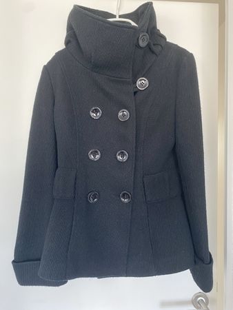 Schwarzer Mantel 