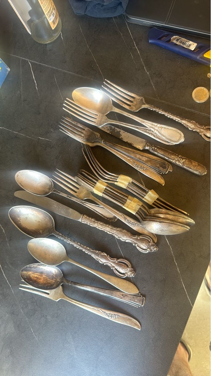 Set di piatti: Assortiment de couverts, usagés plaqués argent 60 – Usato da Genève venduto da jul_h2bl