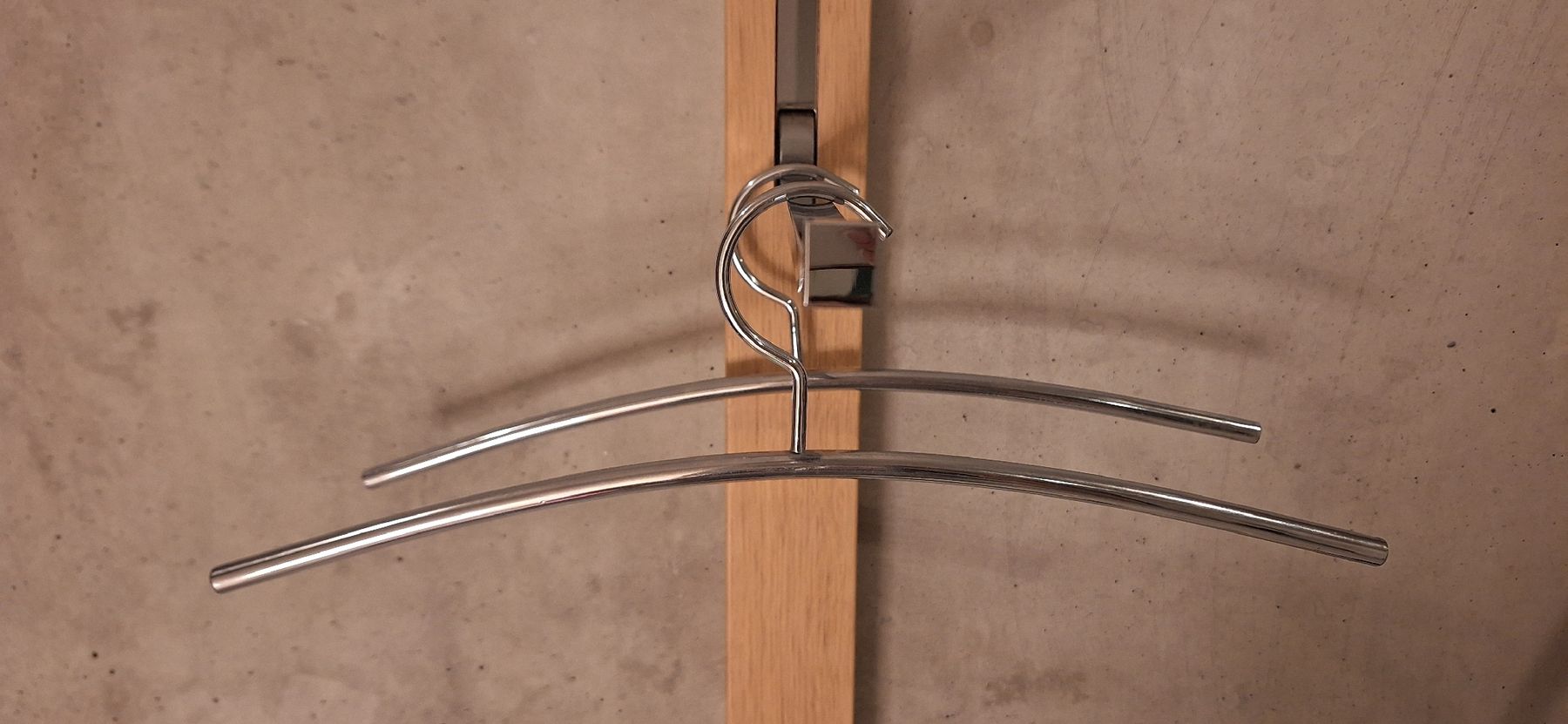 Kleiderbügel: 2 Kleiderbügel Metal – Gebraucht aus Hofstetten SO von morgana71 2