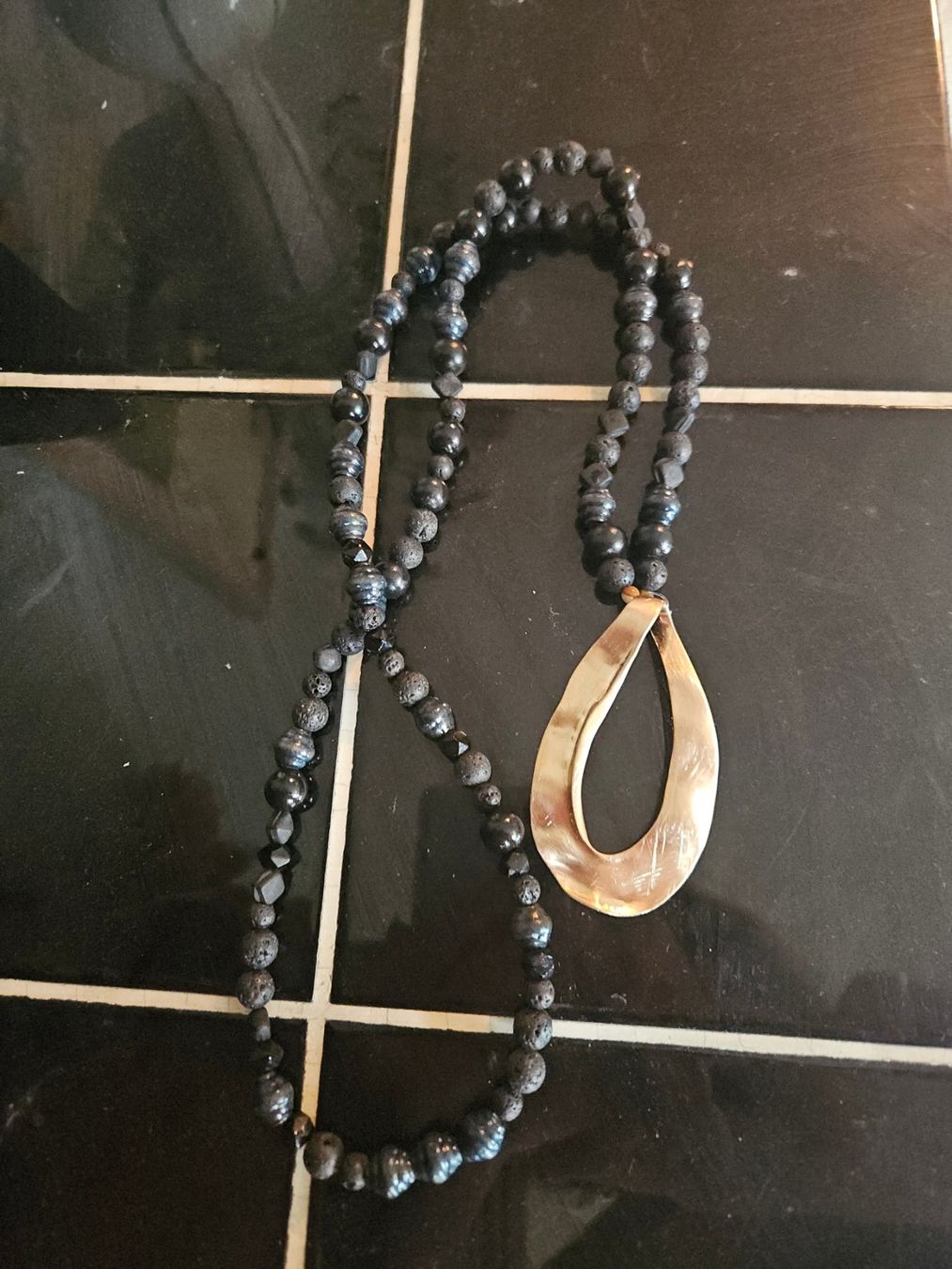 Catenine: Collier lave noire et boucle dorée – Nuovo e nell'imballaggio originale da Thônex venduto da lacomtessedesfees 3