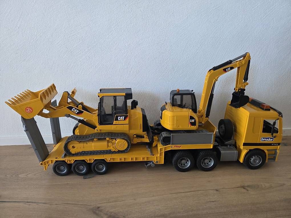 Spielzeuge: Bruder Bautransporter mit Bagger und Kettenlader – Gebraucht aus Richterswil von DRW91