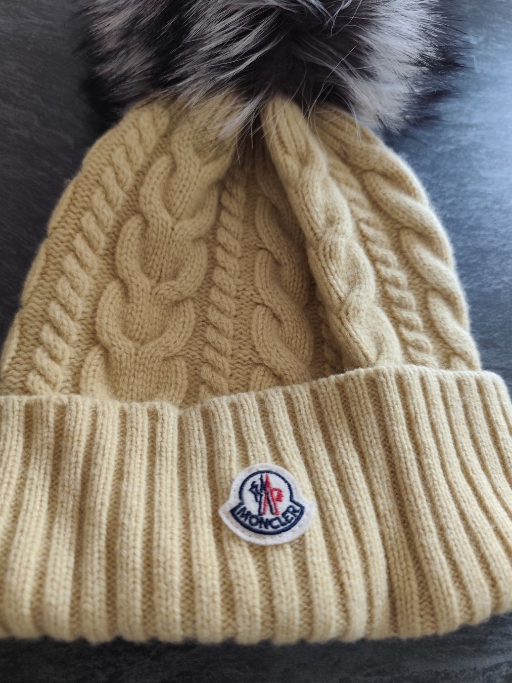 Moncler Copricapi, berretti & cappellini: Moncler bonnet avec pompon – Nuovo (secondo la descrizione) da Martigny venduto da Vintage-23 3