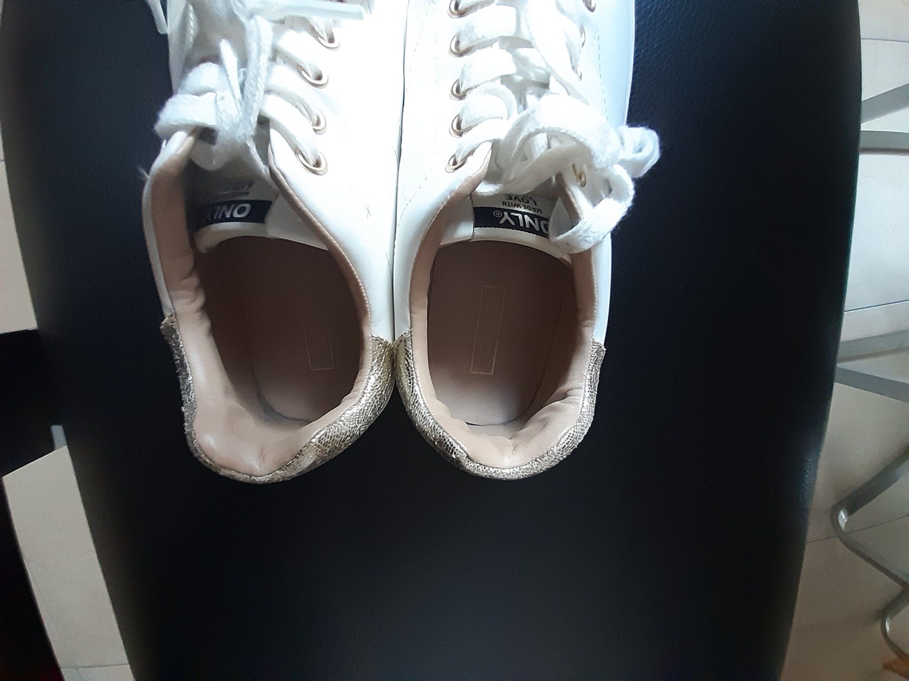Only Scarpe da donna: ONLY Sneaker, Weiss mit Gold, Grösse 37 – Usato da Rothenthurm venduto da Meitli18 2