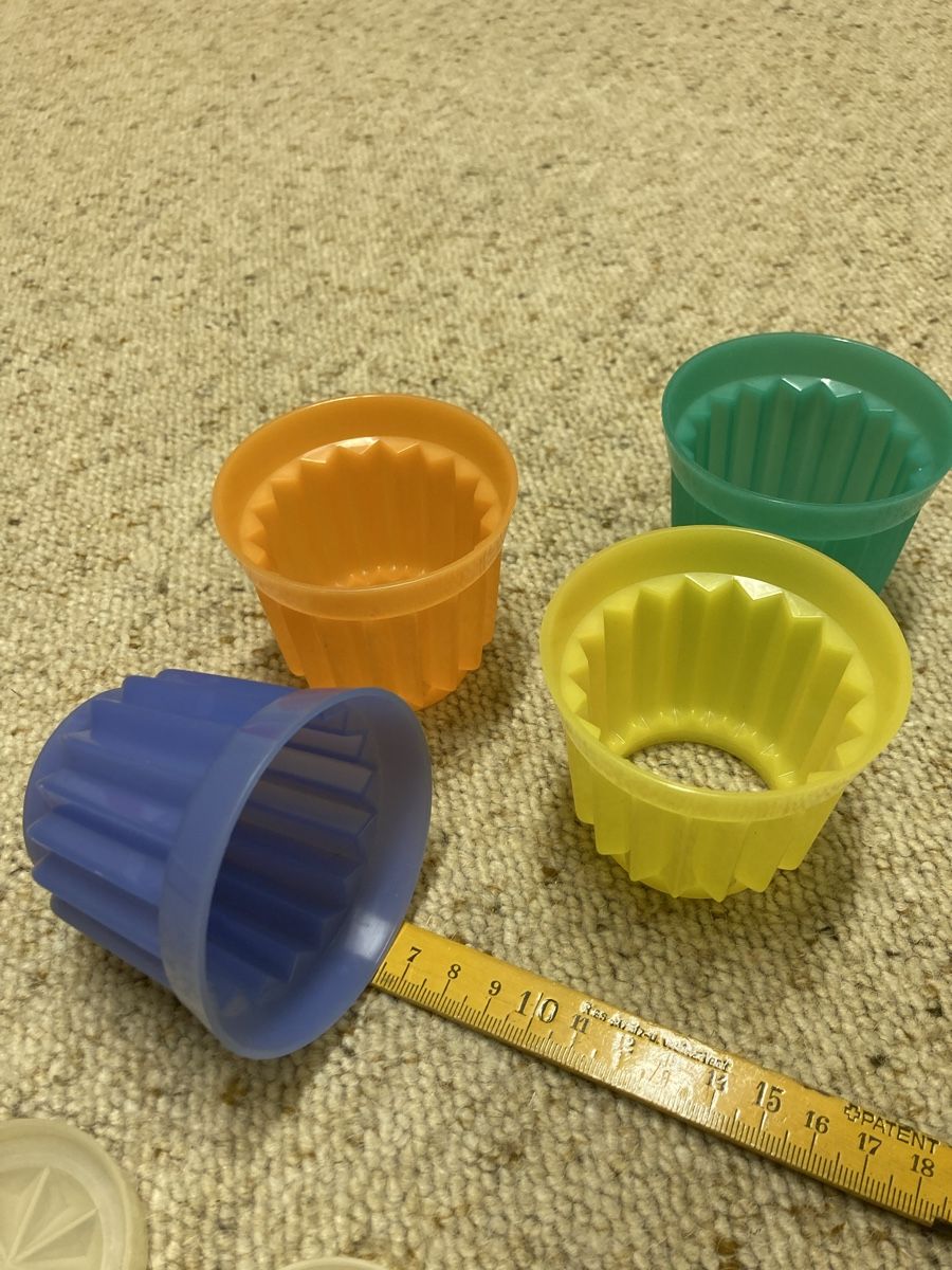 Tupperware Teglie da forno: Tupperware Pudding-Dessert-Förmli, 4 Stück, mit BodenDeckel! – Usato da Adlikon b.Regensdf venduto da Abraxas09 1