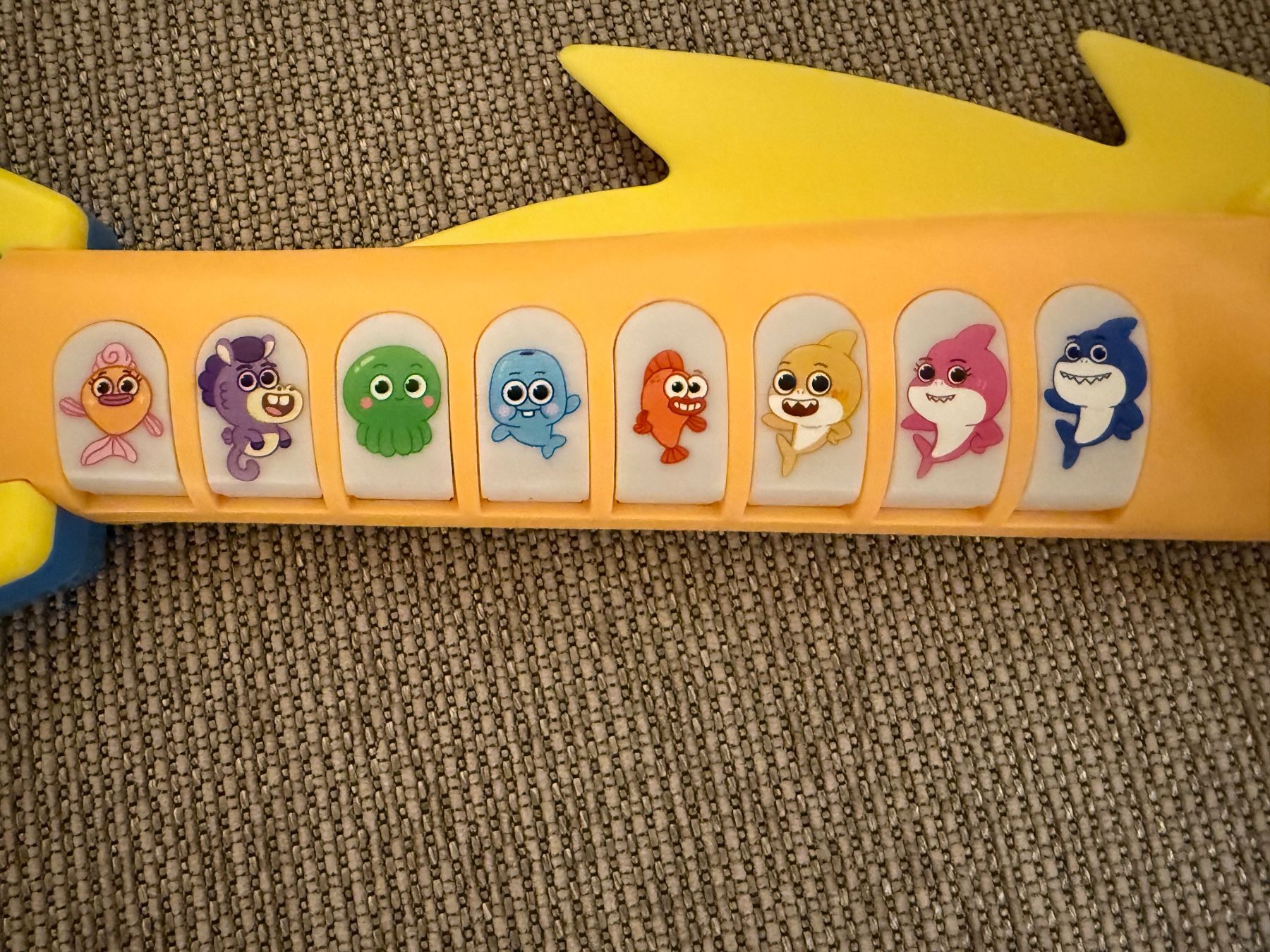 Giocattoli: Baby Shark Gitarre, englisch – Usato da Pfäffikon SZ venduto da Syndrome379 1