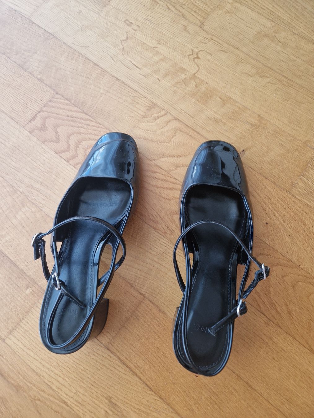 Mango Damenschuhe: Glänzende Schuhe mit Absatz von Mango, Gr. 39 – Gebraucht aus Fislisbach von mgr_yy8b