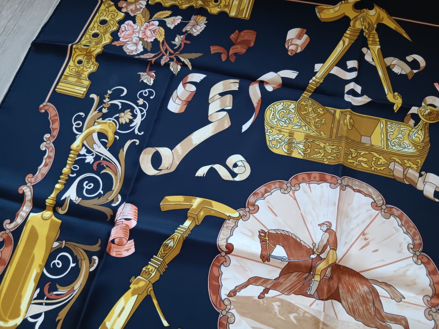 Hermès Foulard & Sciarpe: HERMES "COPEAUX" CARRE 90 CM – Usato da Cossonay-Ville venduto da Les_1001_perles 5