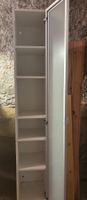Schmaler Badezimmer-Schrank