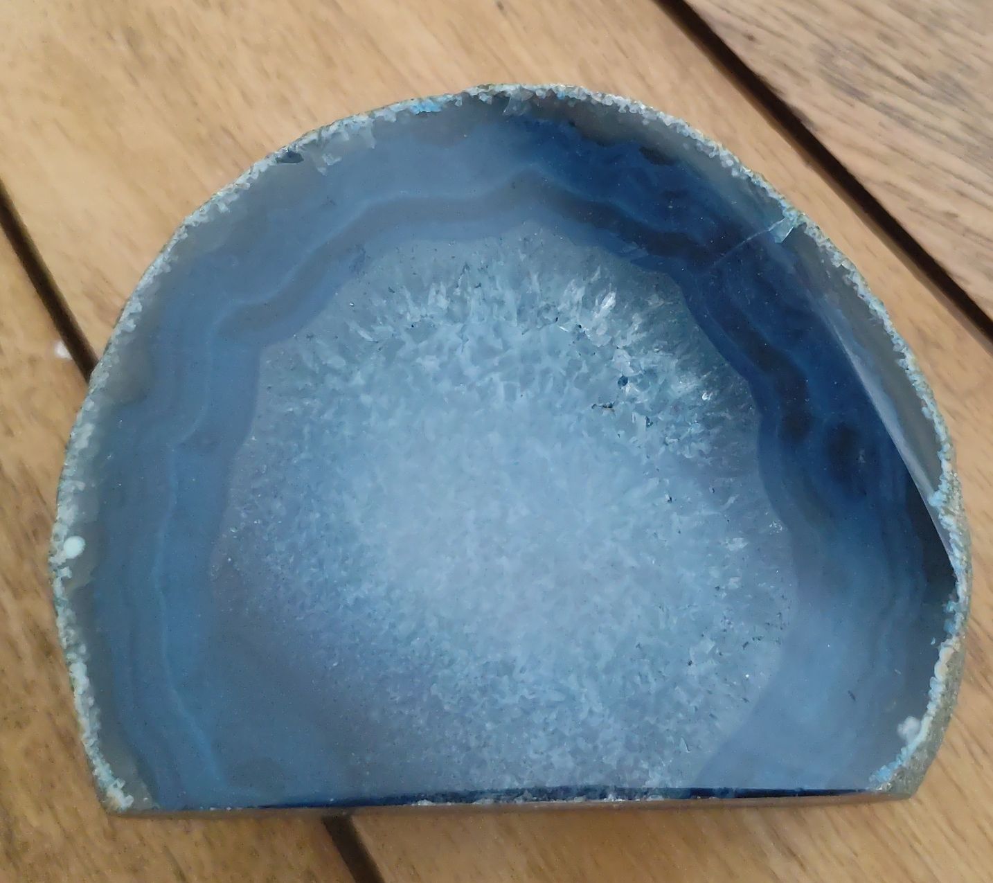 Mineralien & Heilsteine: Halbe Agat Scheibe blau/grau gute Dekoration – Gebraucht aus Basel von lio_8ylm