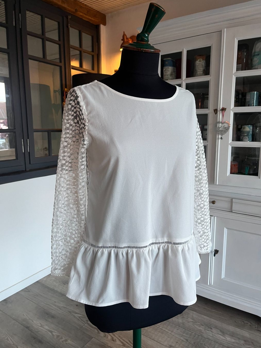 Tops: Chemisier blanc manches et dos dentelle – D'occasion à Seiry par vanille08 6