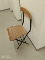 Sedia pieghevole vintage in ferro battuto e legno rustico