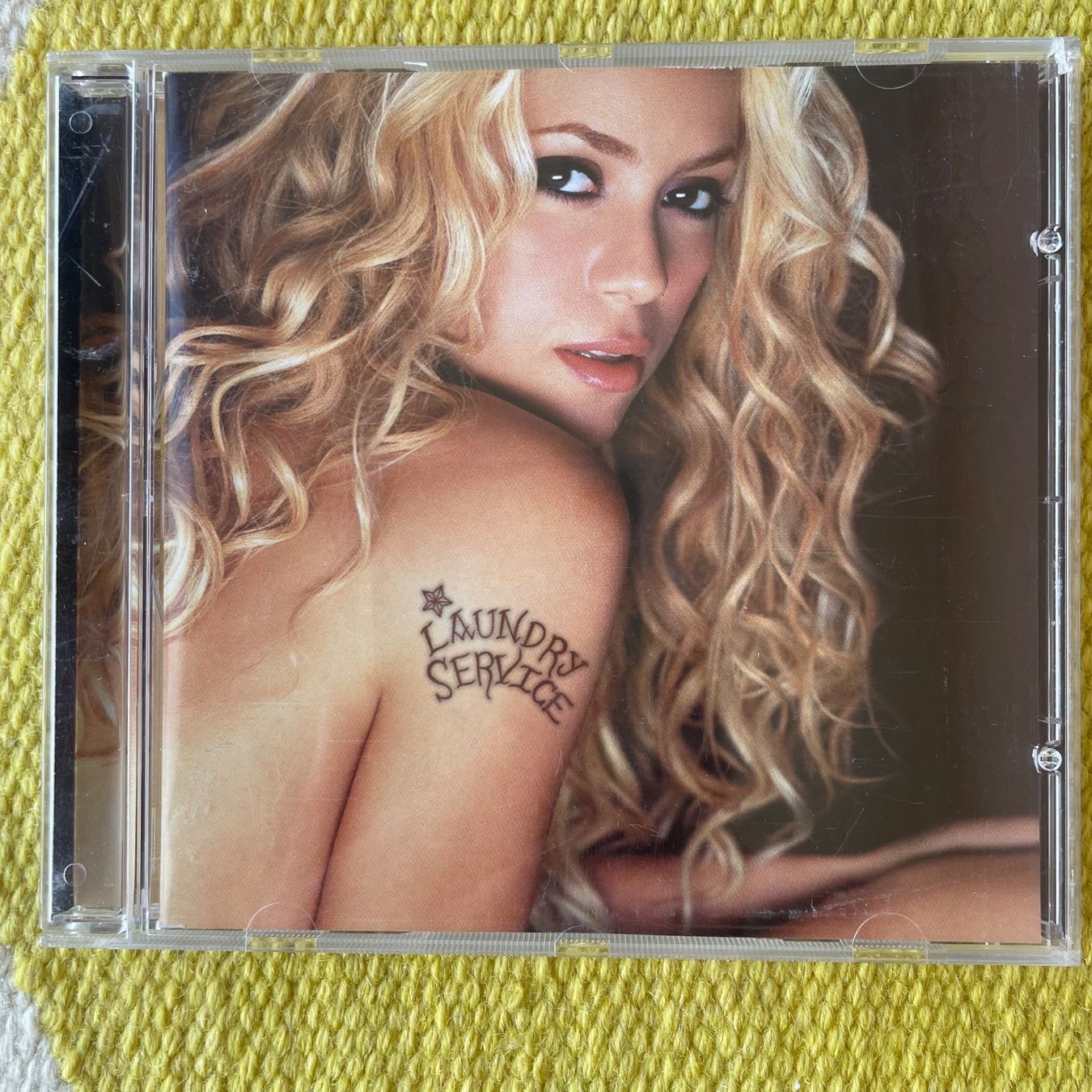 CD: SHAKIRA-LAUNDRY SERVICE – Usato da Rorschacherberg venduto da CD-Roli