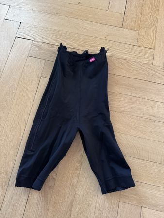 Schwarze Kompressionshose , Gr. M (geht übers Knie)