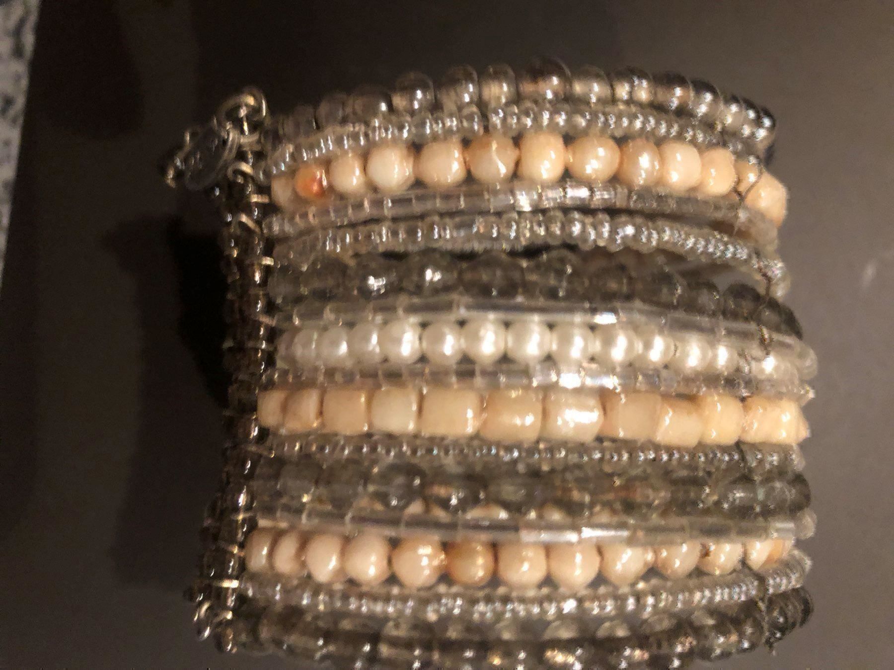 Bracciali & Braccialetti: SPEZIELLES ARMBAND MIT PERLEN – Usato da Meggen venduto da Meggeni