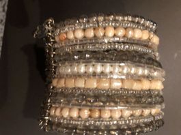 SPEZIELLES ARMBAND MIT PERLEN