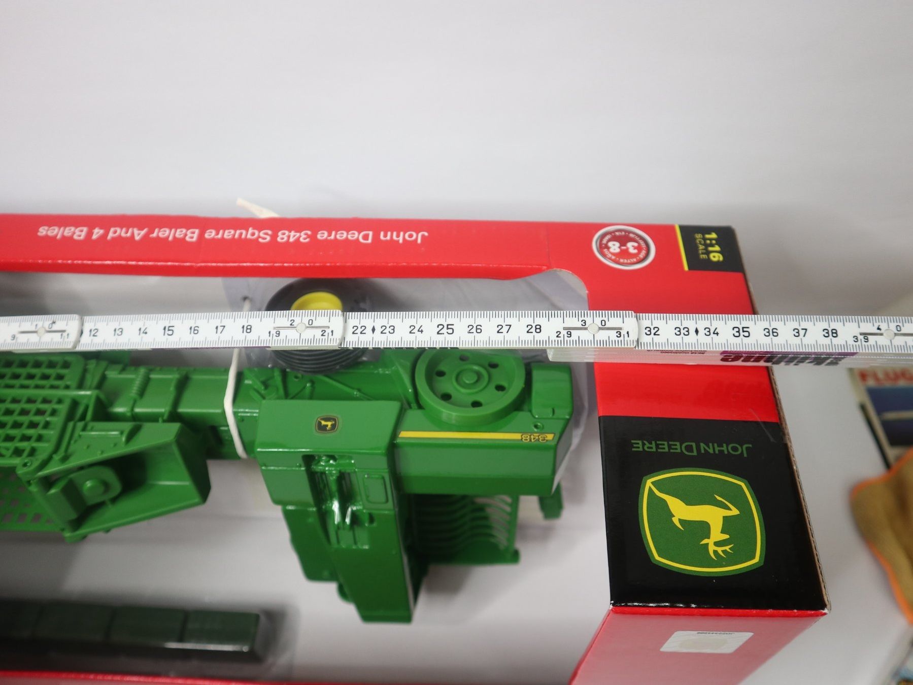 Britains Modellini d'auto: 1:16 Britains Ballenpresse John Deere Traktor – Nuovo e nell'imballaggio originale da Eschenbach SG venduto da Astalavista 1