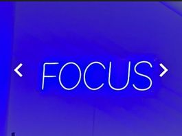 Blaues Neon Leuchtschild “FOCUS"