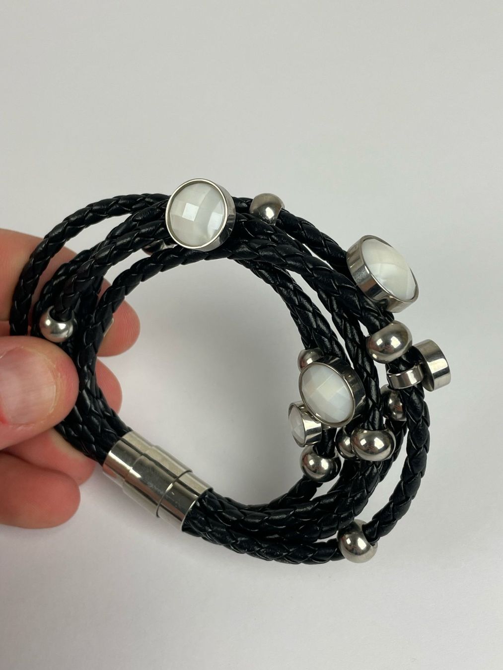 Bracciali & Braccialetti: Schickes Lederarmband mit Magnetverschluss – Nuovo e nell'imballaggio originale da Wängi venduto da LiqKojote