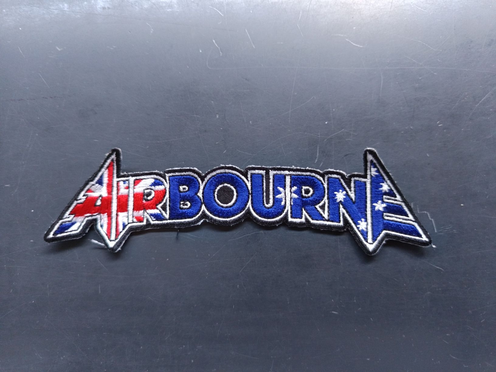 Toppe: Airbourne Logo Patch Australien Hard Rock Aufnäher – Nuovo (secondo la descrizione) da Herisau venduto da gameroberschan