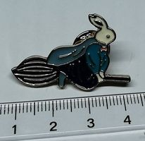 Hase auf Besen - Pin  (neu/OVP)