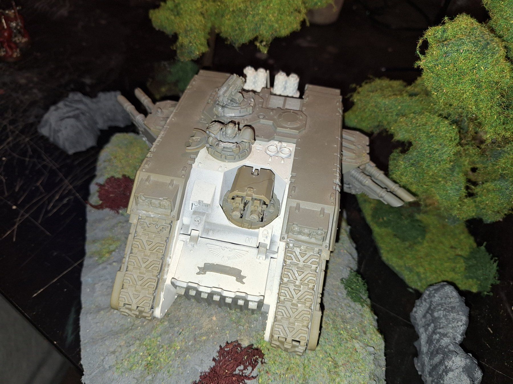 Statuette: Warhammer 40k Land Raider Proteus Panzer -Unbemalt – Usato da Recherswil venduto da Toby.sk55 1