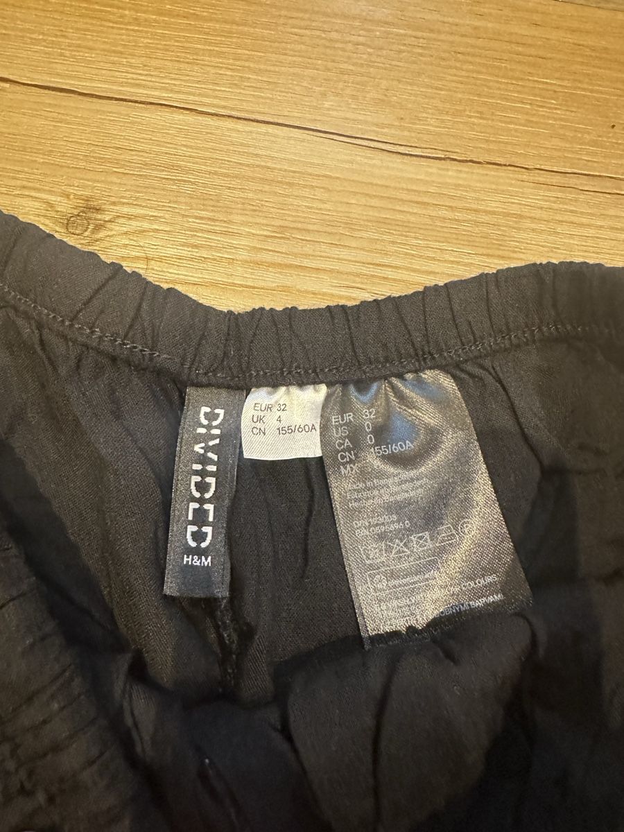 H&M Pantaloni: Shorts H&M Divided schwarz Grösse 32 Viskose  – Usato da Buchs AG venduto da Dasmusstduhaben 1