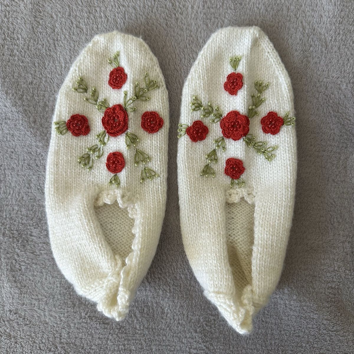 Scarpe da donna: Chaussons blancs brodées floral – Nuovo (secondo la descrizione) da Givisiez venduto da dor_xb9k 1