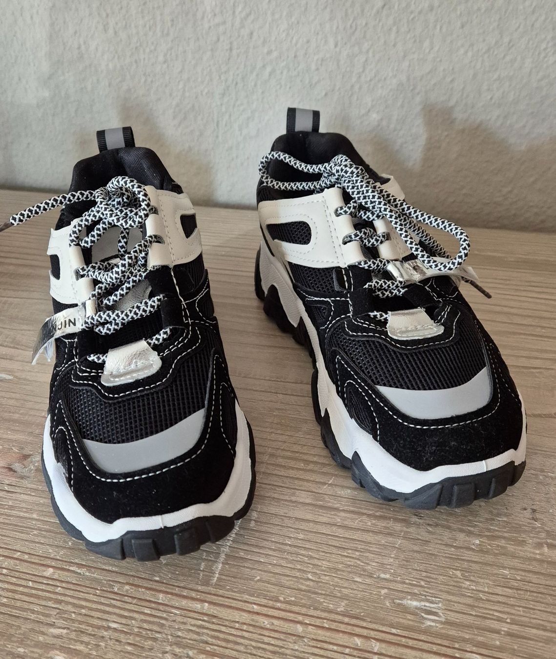 Herrenschuhe: Coole Sneakers schwarz/weiss Gr. 36 – Neu (gemäss Beschreibung) aus Tagelswangen von GABGABFI