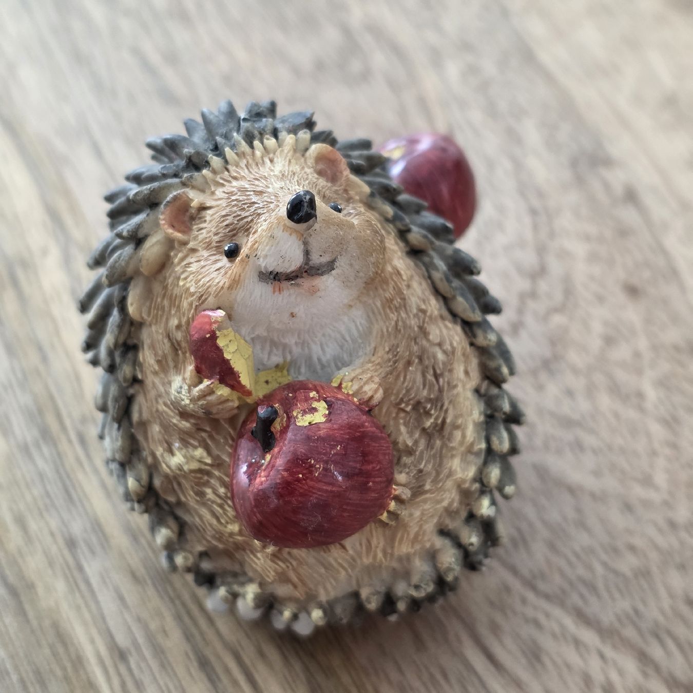 Alle Dekorationen: Igel Figur Dekoration mit Äpfeln  – Gebraucht aus Rheinsulz von Gilea