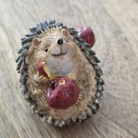 Igel Figur Dekoration mit Äpfeln 