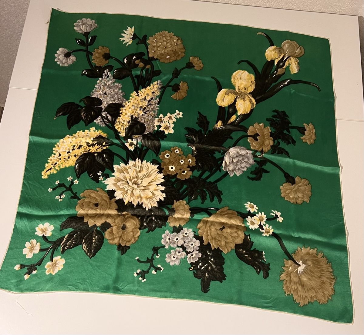 Foulard & Sciarpe: Foulard en soie  – Usato da St-Pierre-Clages venduto da ste_xk6p 2